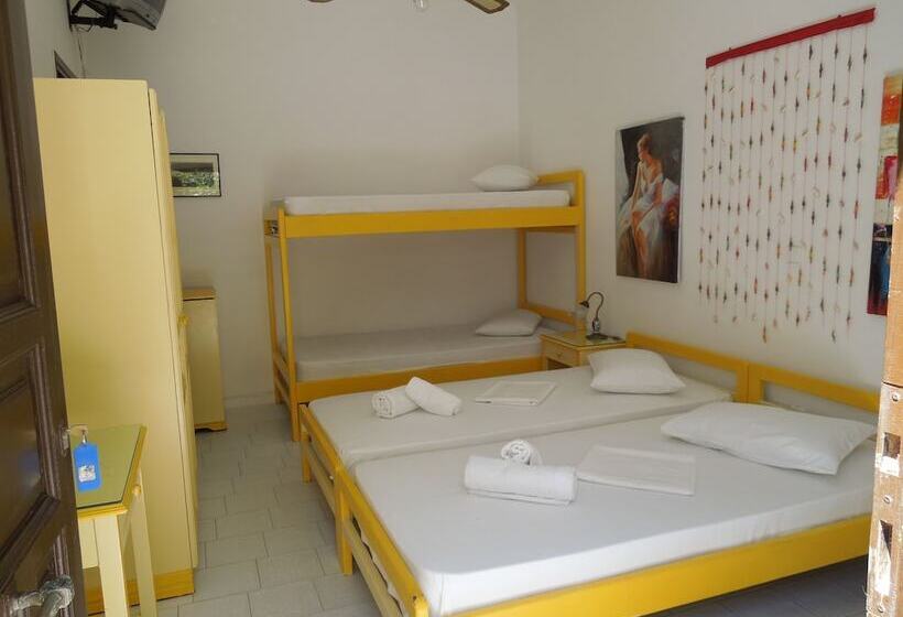 חדר סטנדרט לארבעה, Albatross Hotel