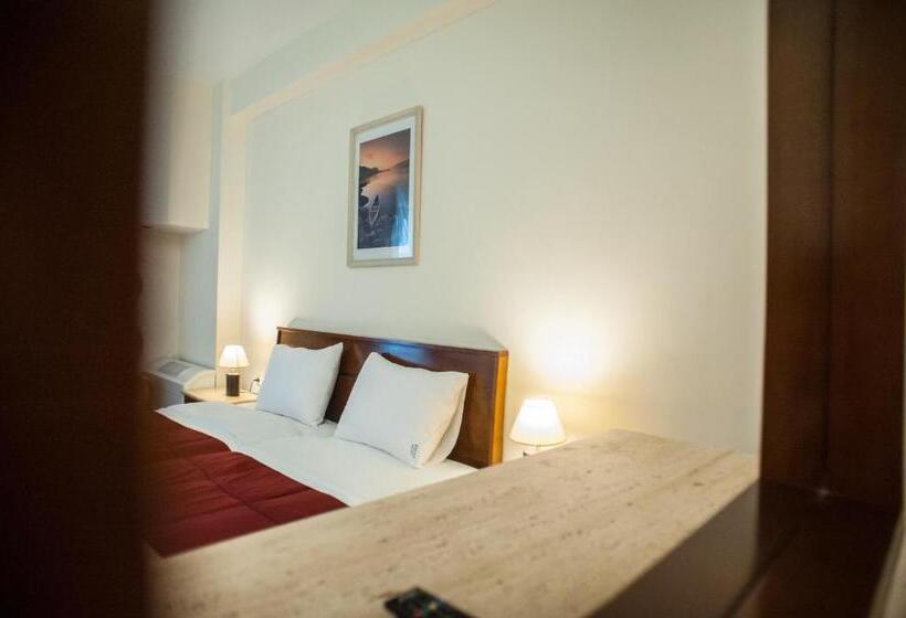 이코노미 룸, Aigli