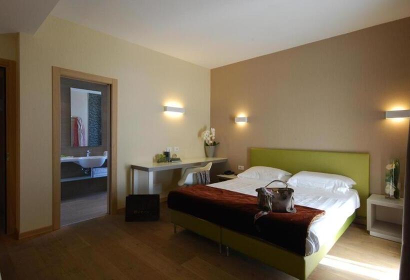 غرفة سوبيريور ثلاثية مطلّة علي البحر, Bracciotti