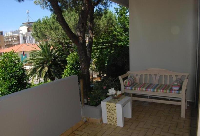 غرفة قياسية مزوَّدة بشُرفة, Bracciotti