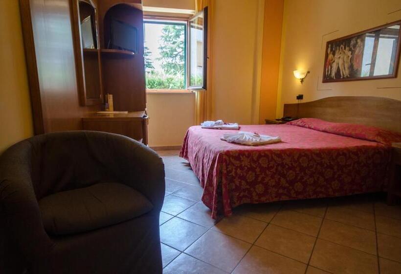 غرفة قياسية فردية, Duca Della Corgna