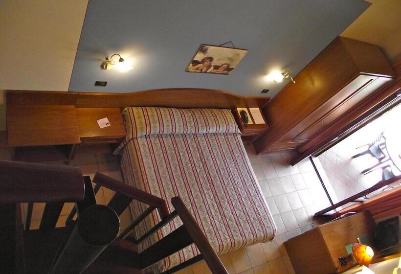 غرفة قياسية ثلاثية مطلة علي حمام السباحة, Duca Della Corgna