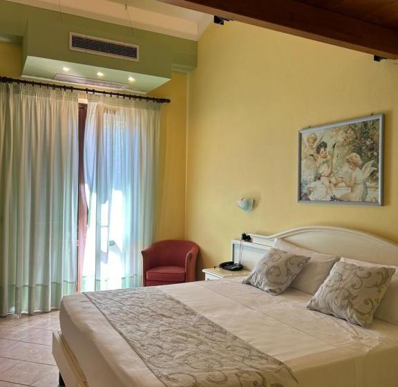 غرفة قياسية ثلاثية مطلة علي حمام السباحة, Duca Della Corgna