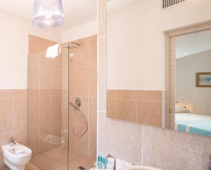 جناح مزود بحمام سباحة, Ollastu