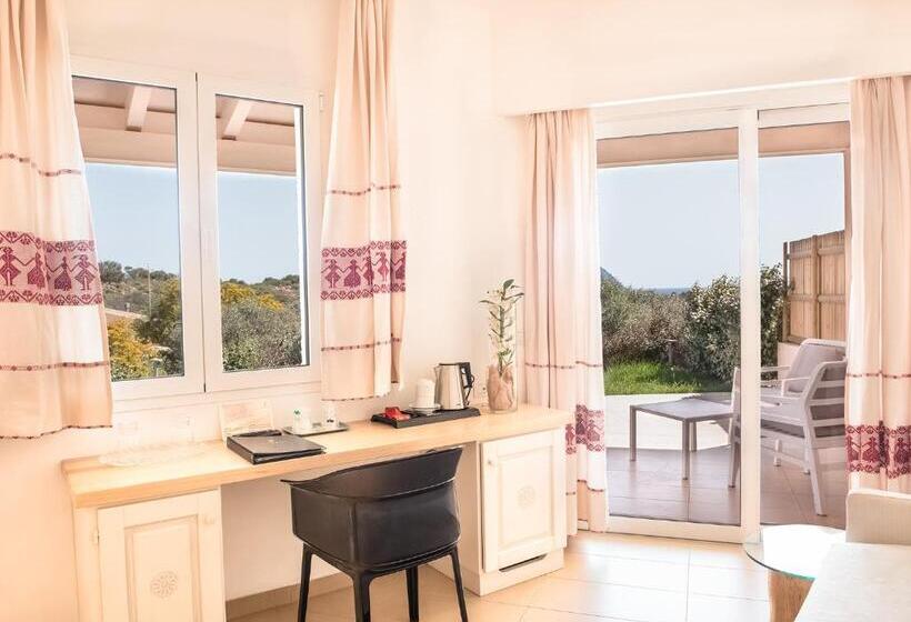 جناح مزود بحمام سباحة, Ollastu