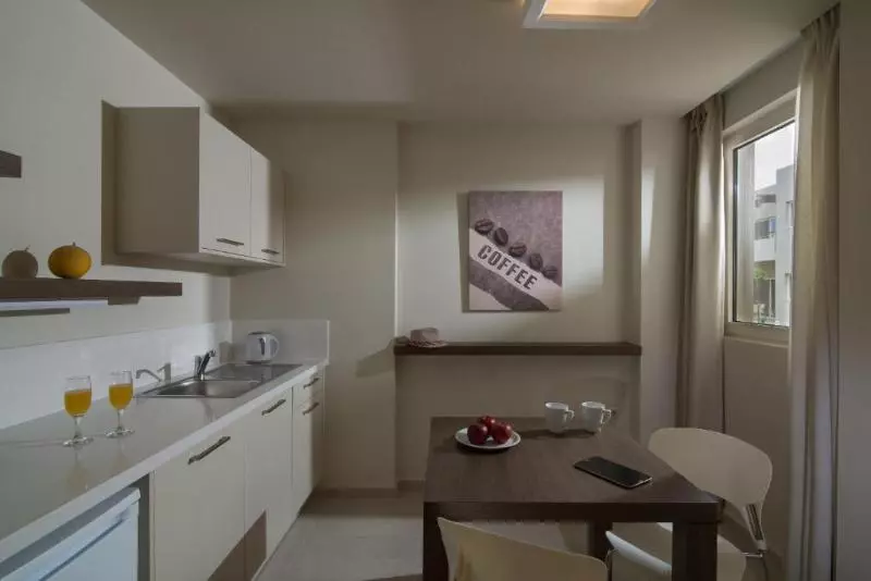 استودیوی سوپریور, Ourania Apartments