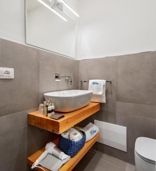 اتاق لوکس با بالکن, B&blue