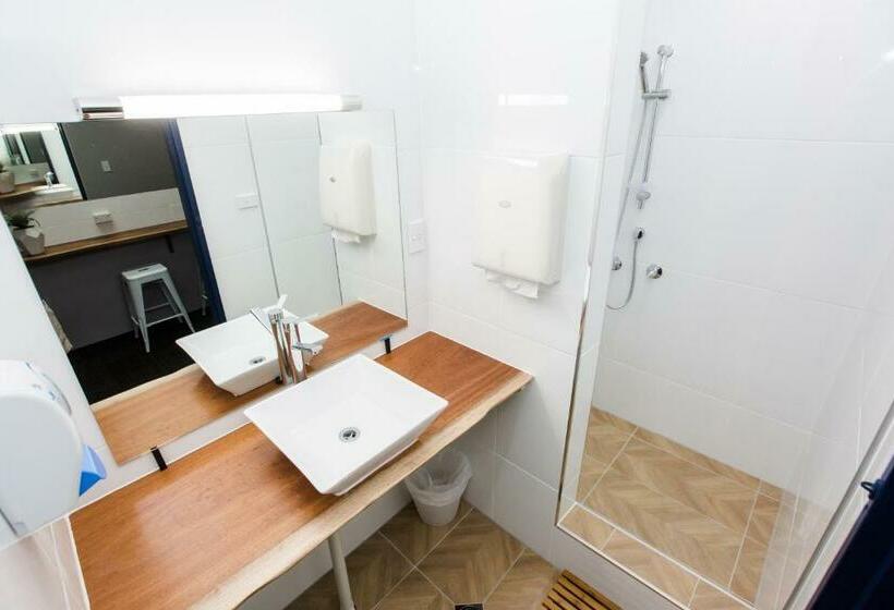 מיטה בחדר משותף, Mad Monkey Waterfront