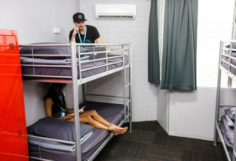 מיטה בחדר משותף, Mad Monkey Waterfront