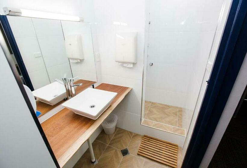 מיטה בחדר משותף, Mad Monkey Waterfront