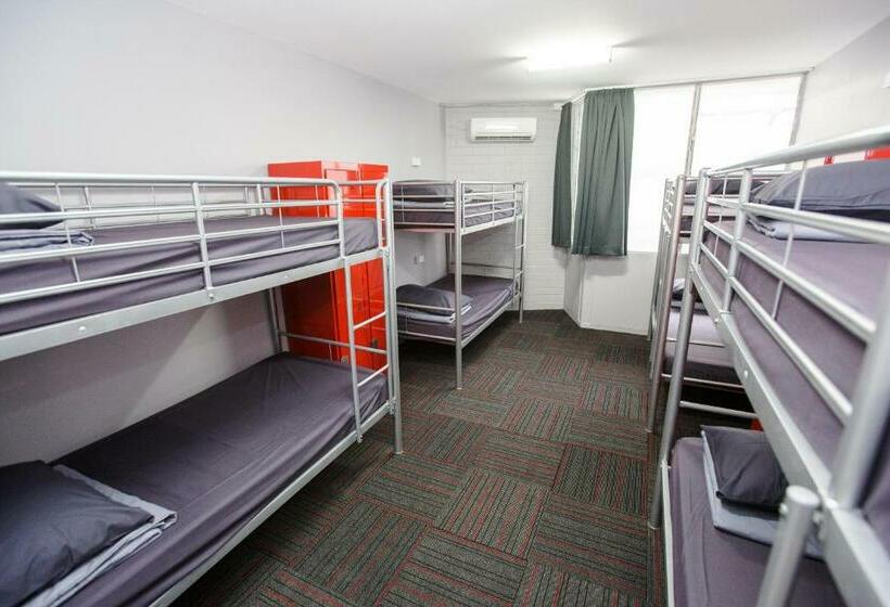 מיטה בחדר משותף, Mad Monkey Waterfront