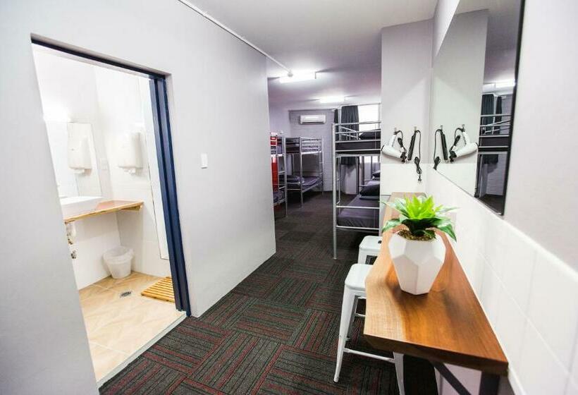 מיטה בחדר משותף, Mad Monkey Waterfront