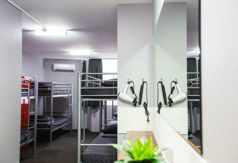 מיטה בחדר משותף, Mad Monkey Waterfront