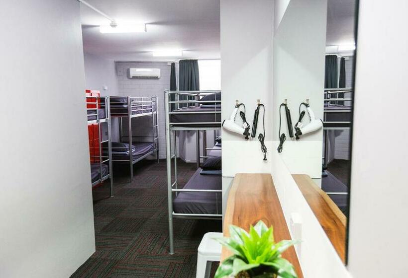 מיטה בחדר משותף, Mad Monkey Waterfront