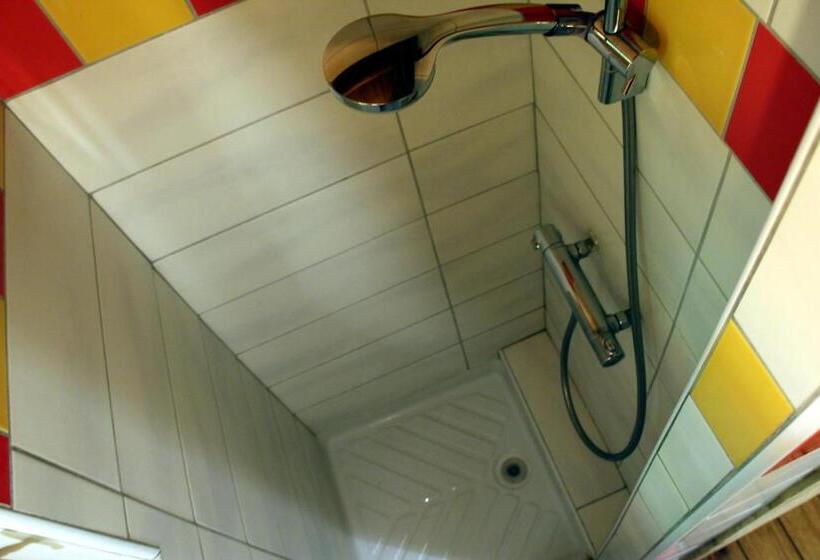 חדר אקונומי לארבעה, La Paille