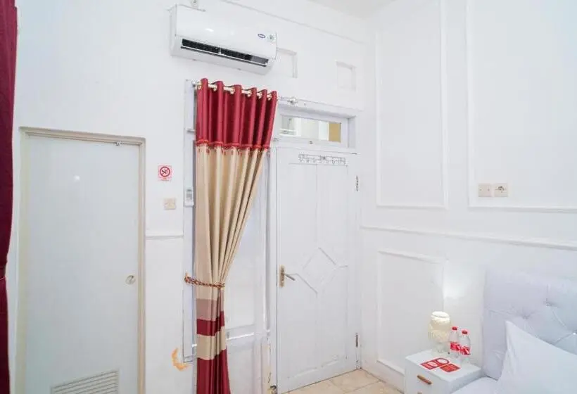 Standard-huone, Reddoorz Syariah At Aura Homestay