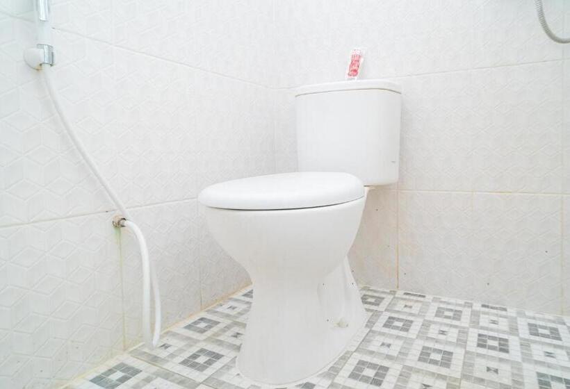 Стандартный Номер Кровать Кинг, Reddoorz Syariah At Aura Homestay