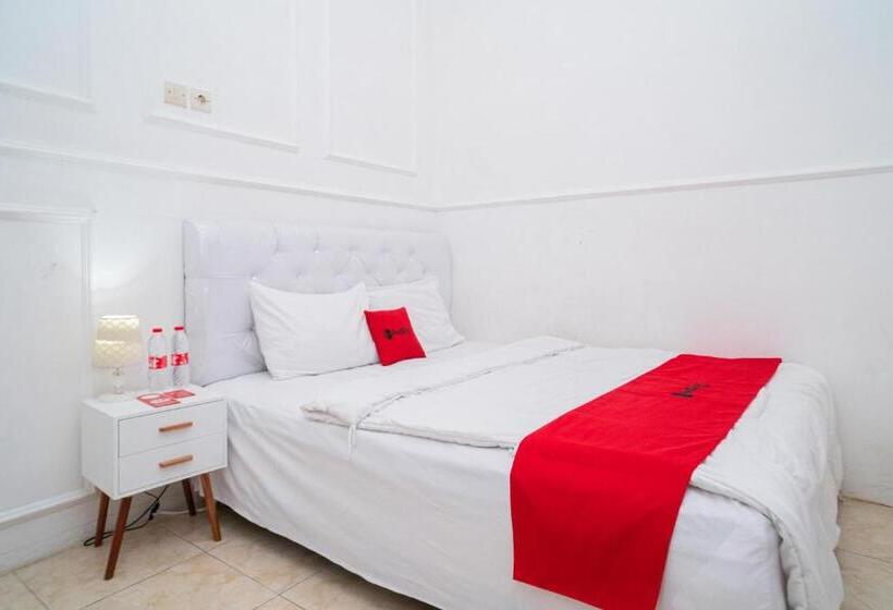 Стандартный Номер Кровать Кинг, Reddoorz Syariah At Aura Homestay