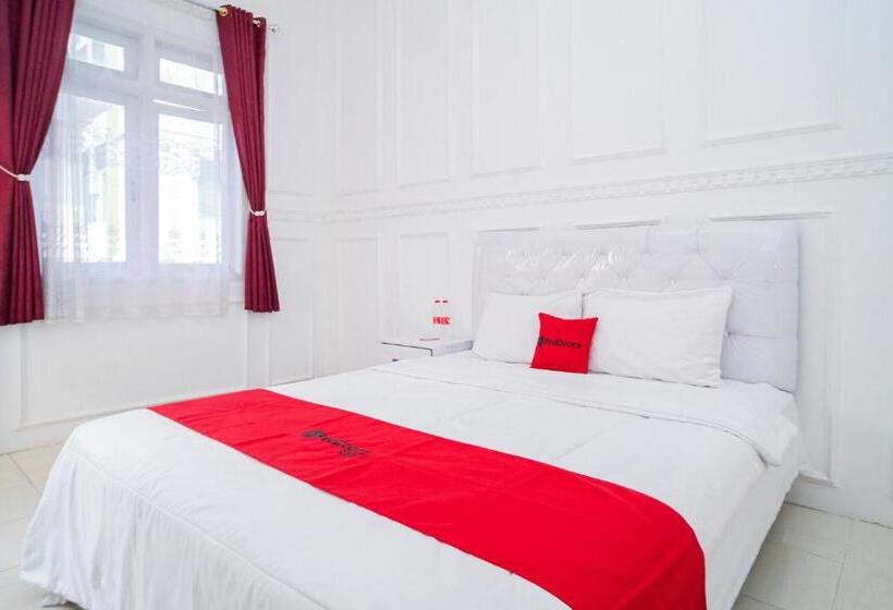 חדר סטנדרט עם מיטת קינג, Reddoorz Syariah At Aura Homestay