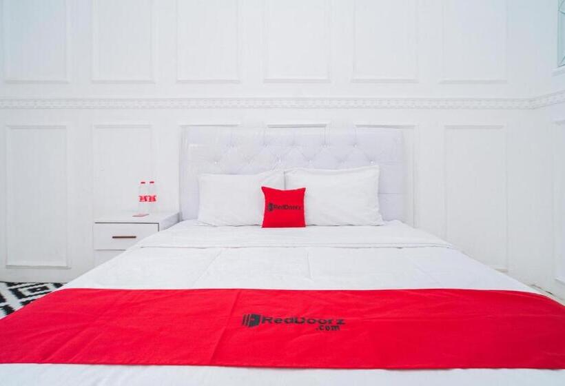 Стандартный Номер Кровать Кинг, Reddoorz Syariah At Aura Homestay