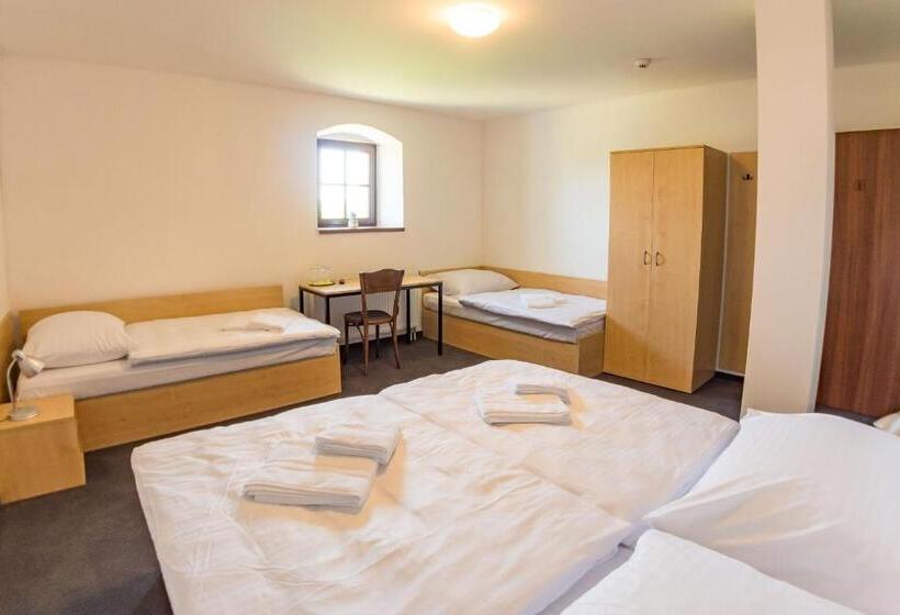 浴室共有スタンダード4人用ルーム, Hospoda Na Sýpce