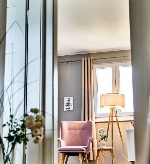 شقة غرفة واحدة, Primera Villa