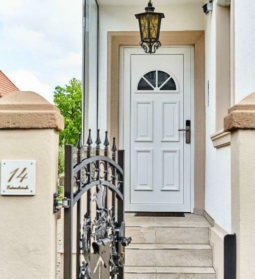 شقة غرفة واحدة, Primera Villa