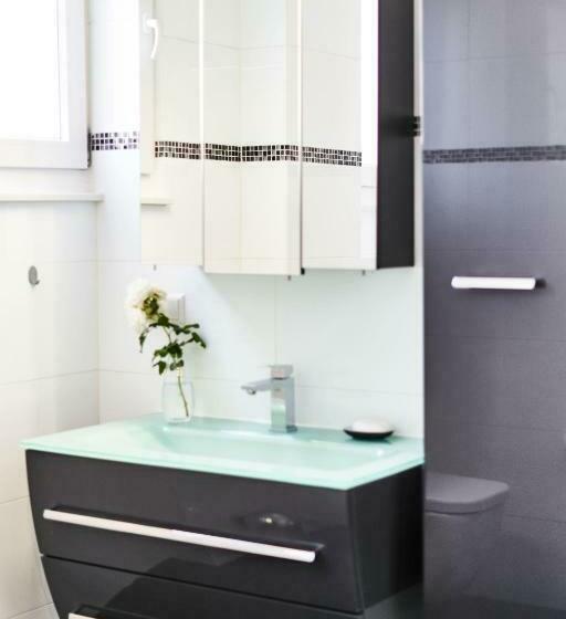 شقة غرفة واحدة, Primera Villa