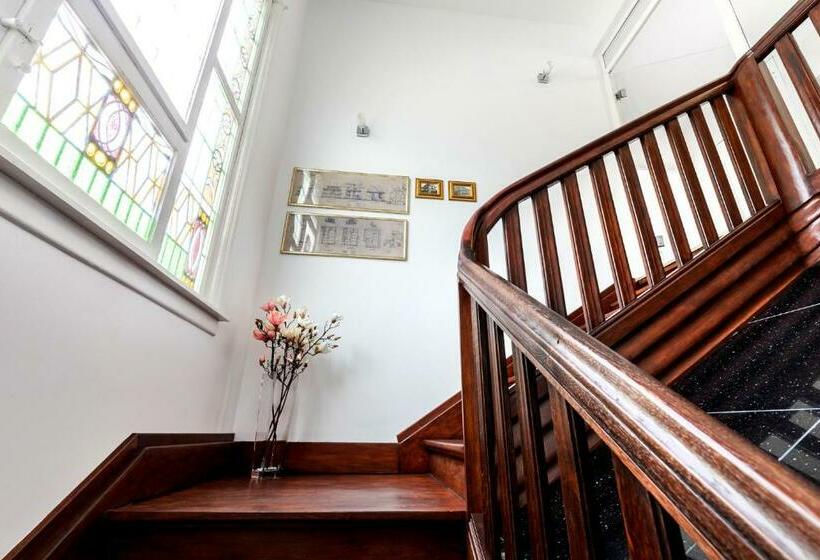 شقة غرفة واحدة, Primera Villa