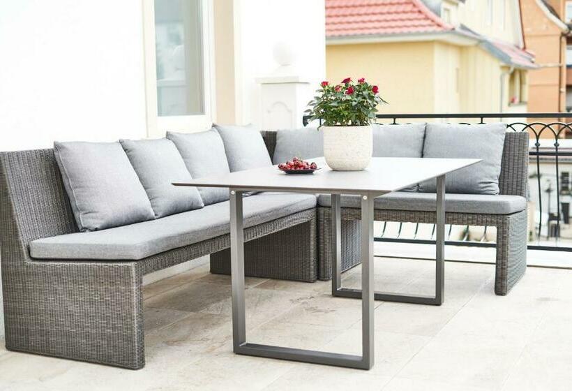 شقة غرفة واحدة, Primera Villa