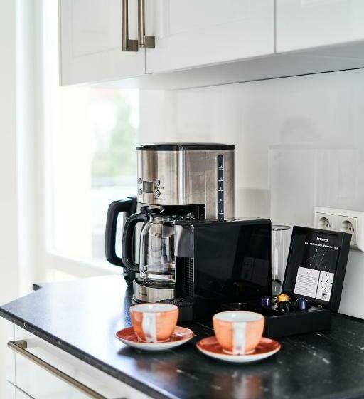 شقة غرفة واحدة, Primera Villa