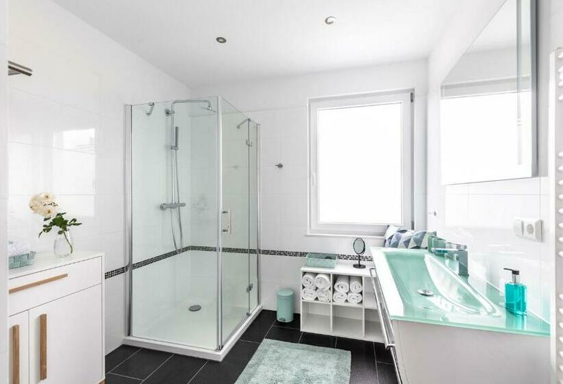 شقة غرفة واحدة, Primera Villa