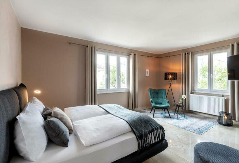 شقة غرفة واحدة, Primera Villa