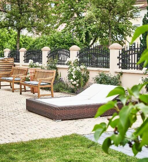 شقة غرفة واحدة, Primera Villa