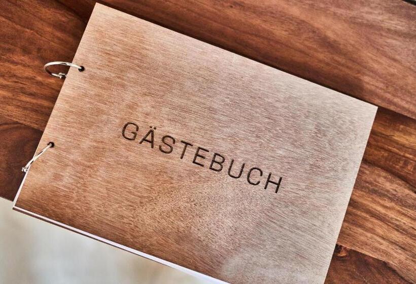 شقة غرفة واحدة, Primera Villa