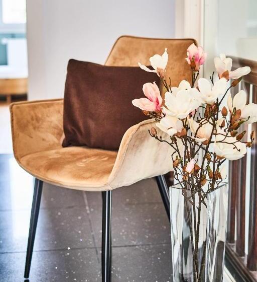 شقة غرفة واحدة, Primera Villa