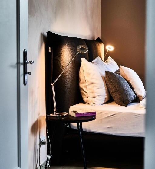 شقة غرفة واحدة, Primera Villa