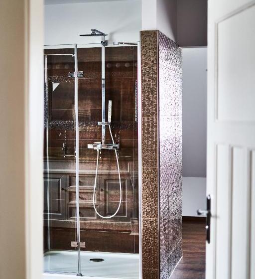 شقة غرفة واحدة, Primera Villa