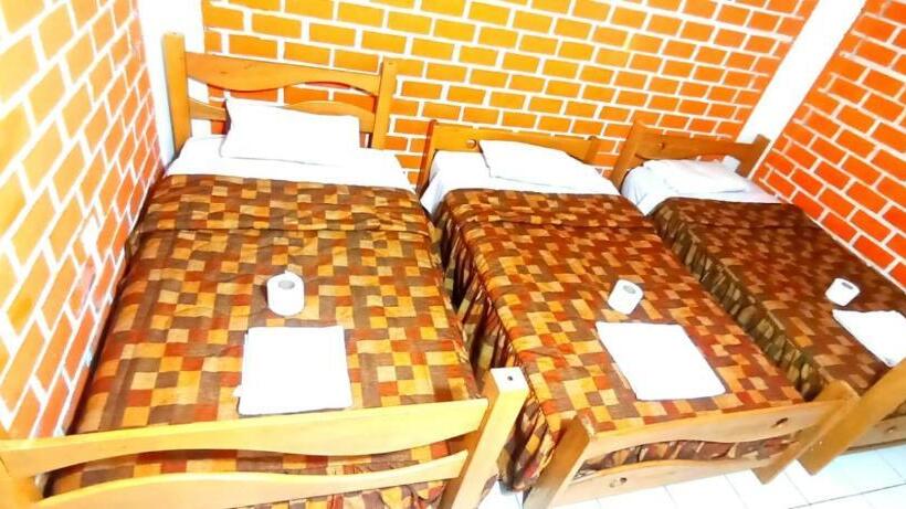 חדר סטנדרט לשלושה עם חדר אמבטיה משוף, Andes Hostel