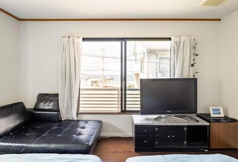 标准三人间, Mr. Tomo Kawana