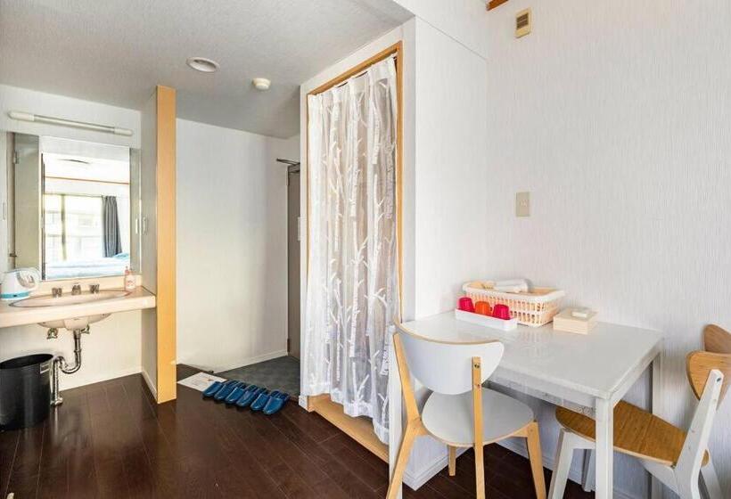 标准三人间, Mr. Tomo Kawana