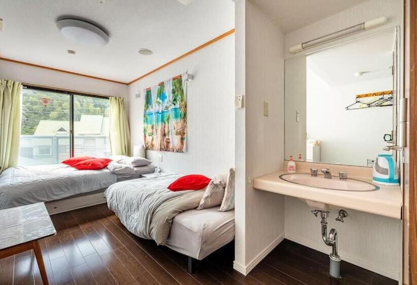 标准间, Mr. Tomo Kawana