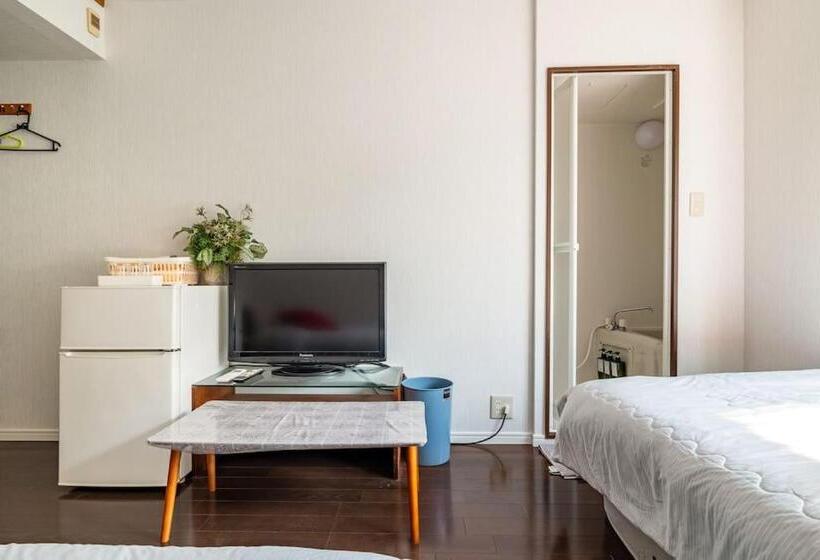 标准间, Mr. Tomo Kawana