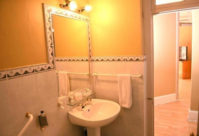 חדר משפחתי, Chancellors Court Guest House