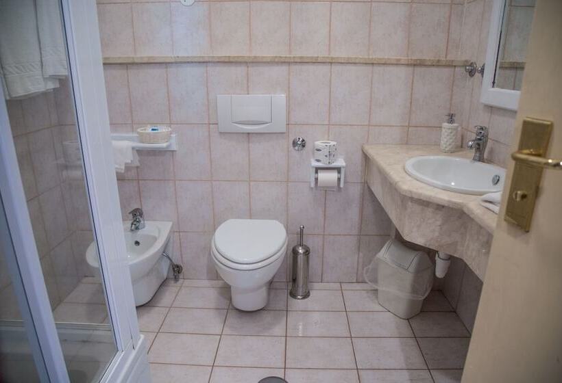 标准三人间, Assinos Palace