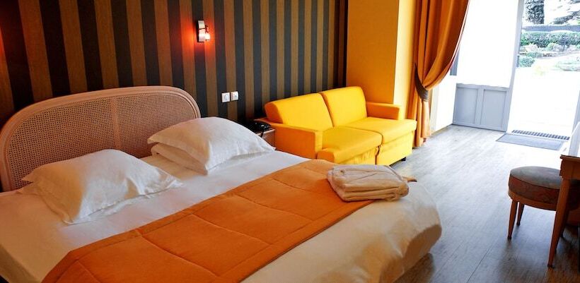 اتاق خانوادگی, Grand Hôtel De Courtoisville