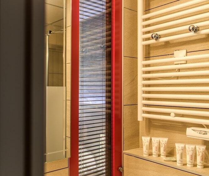 استودیوی استاندارد, Grand Hôtel De Courtoisville