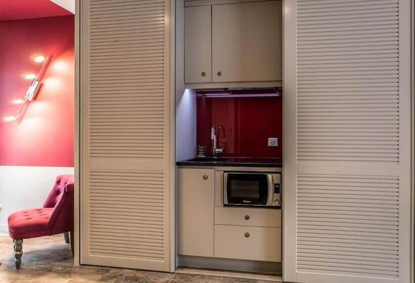 استودیوی استاندارد, Grand Hôtel De Courtoisville