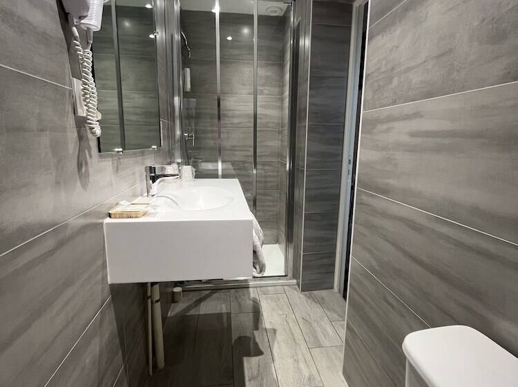 Номер Стандарт Трехместный, Hôtel De Troyes
