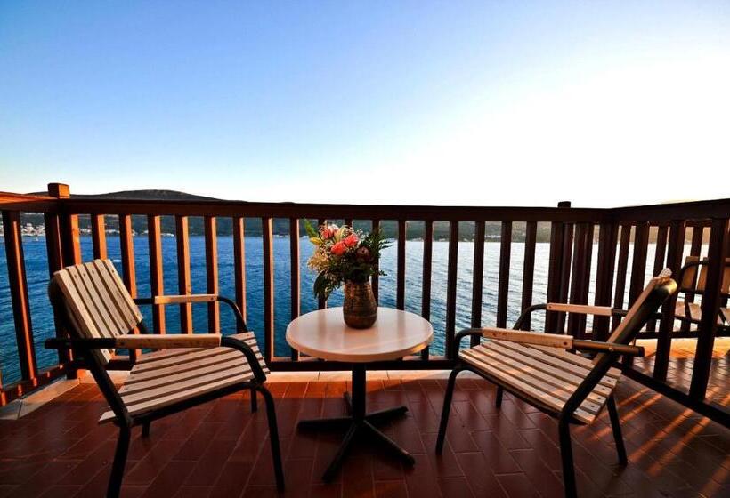 اتاق سوپریور با چشمانداز دریا, Mirini